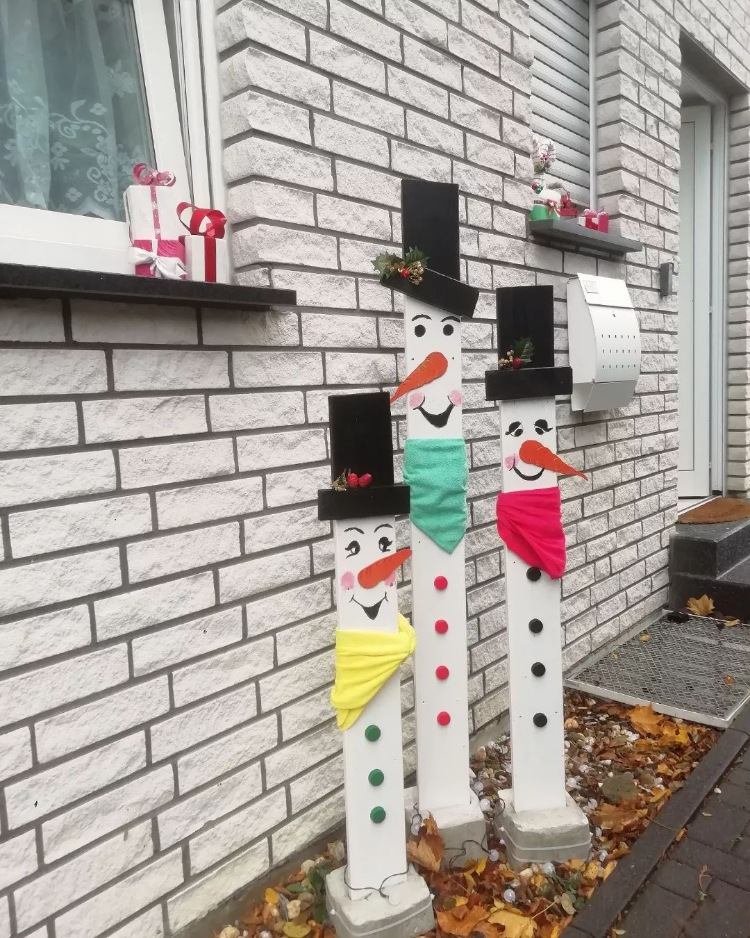 There are three snowmen here which are made of wood pallet material. It can be surely made by yourself with a DIY project.