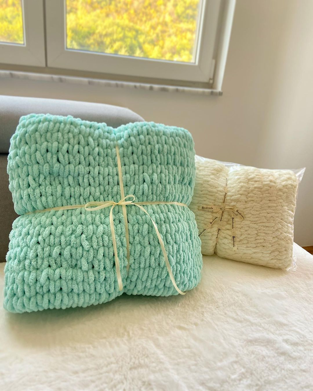 Giving two different colors for the throw blanket is recommended. It will be great so that the decoration isn't boring.