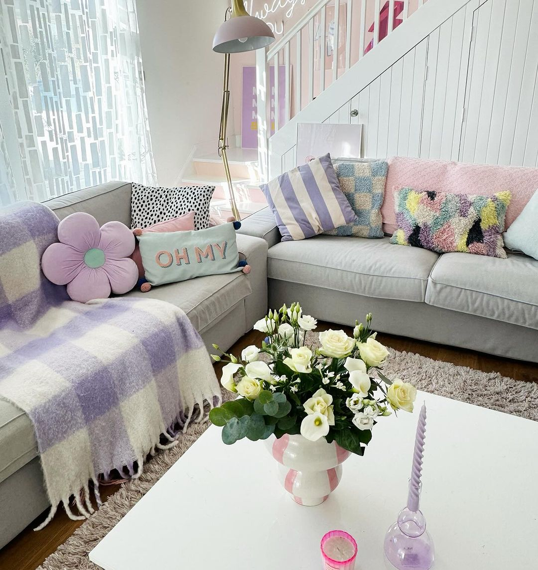 This spring decoration is stand-out and calm at the same time. It is because of the effect of the pastel colors applied there.