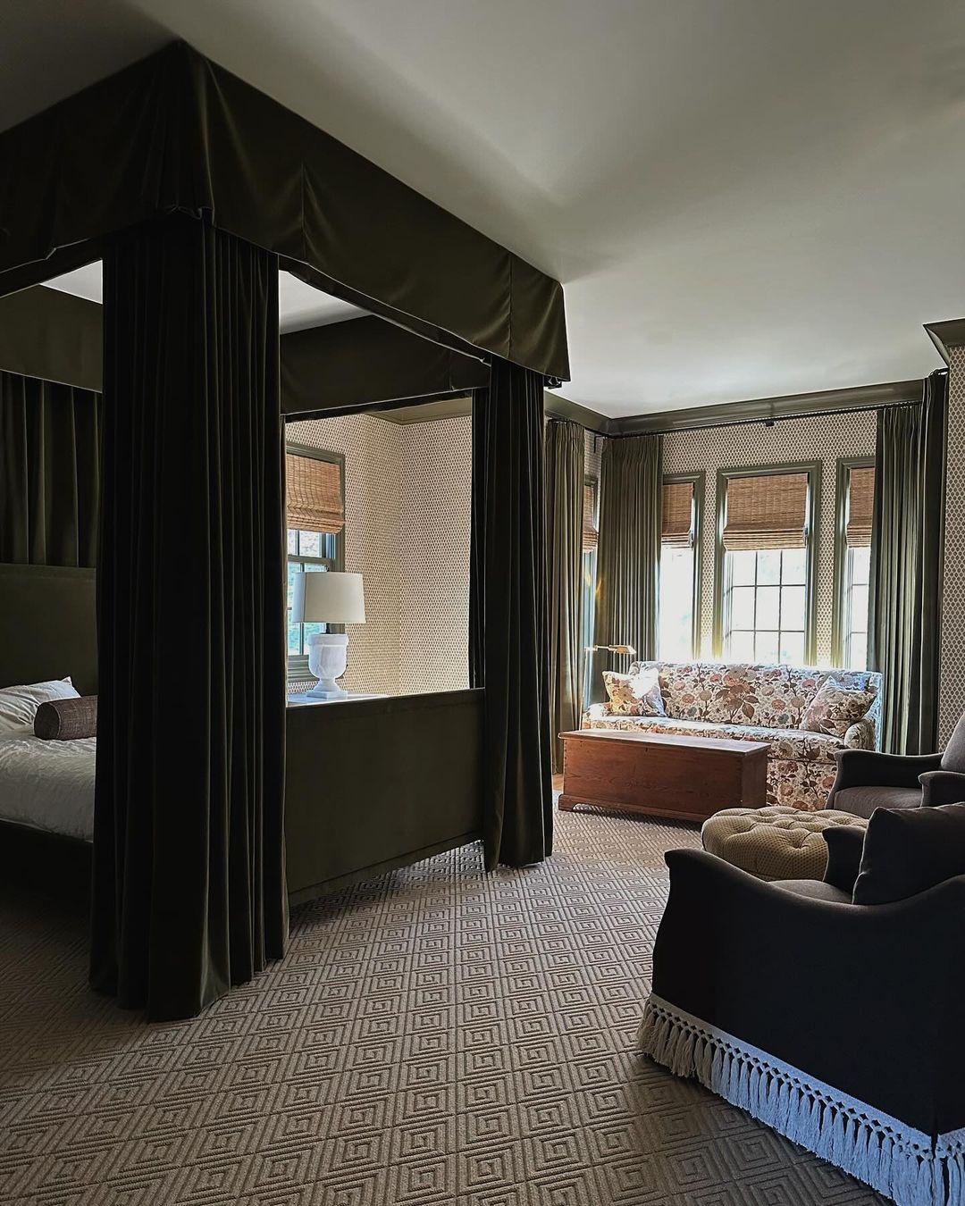 The bed has a canopy and curtain in black color which is really effective in creating a bold and dramatic impression.