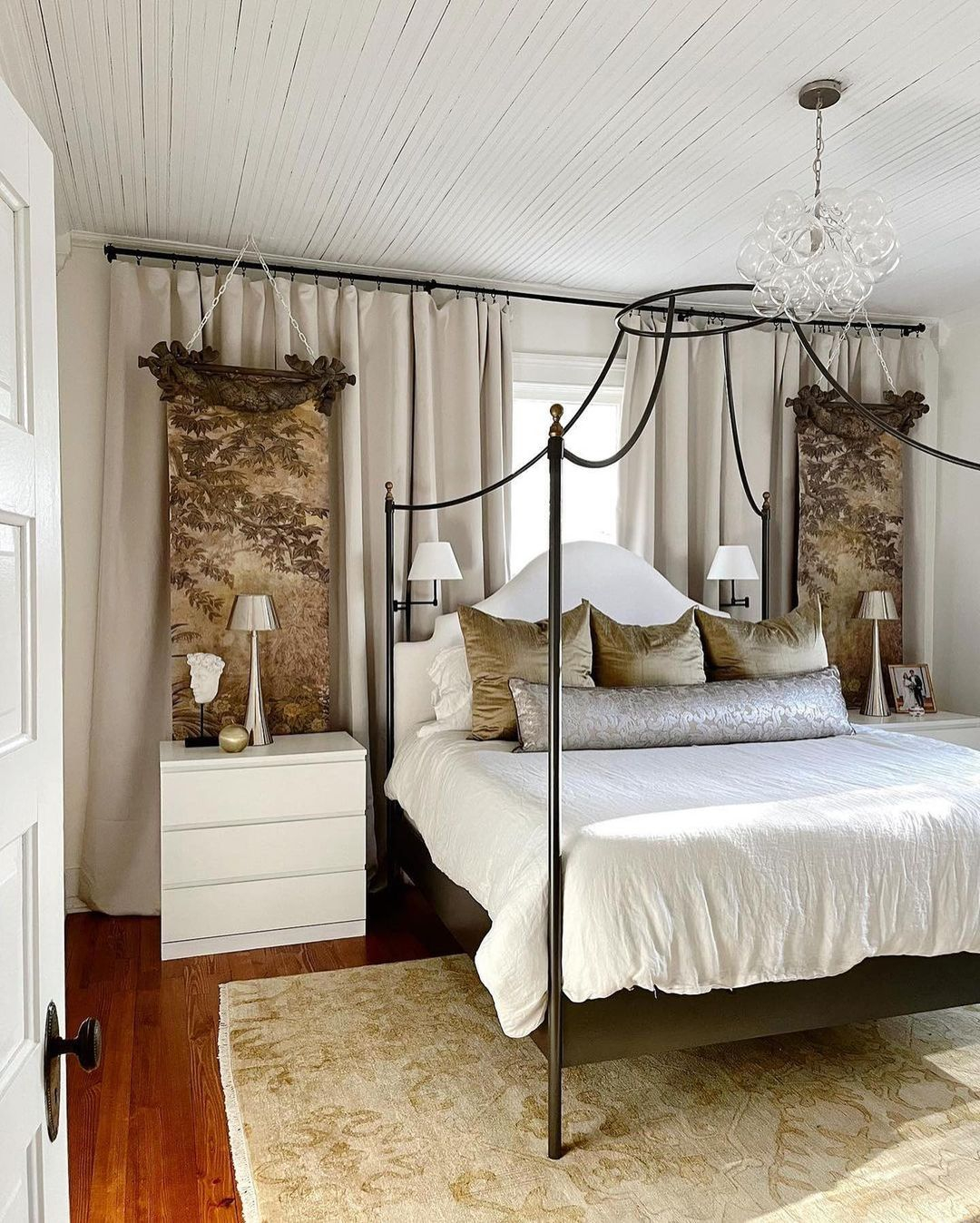 This four-poster bed is not only authentic with its black color but also with its design that represents the classic style really well.