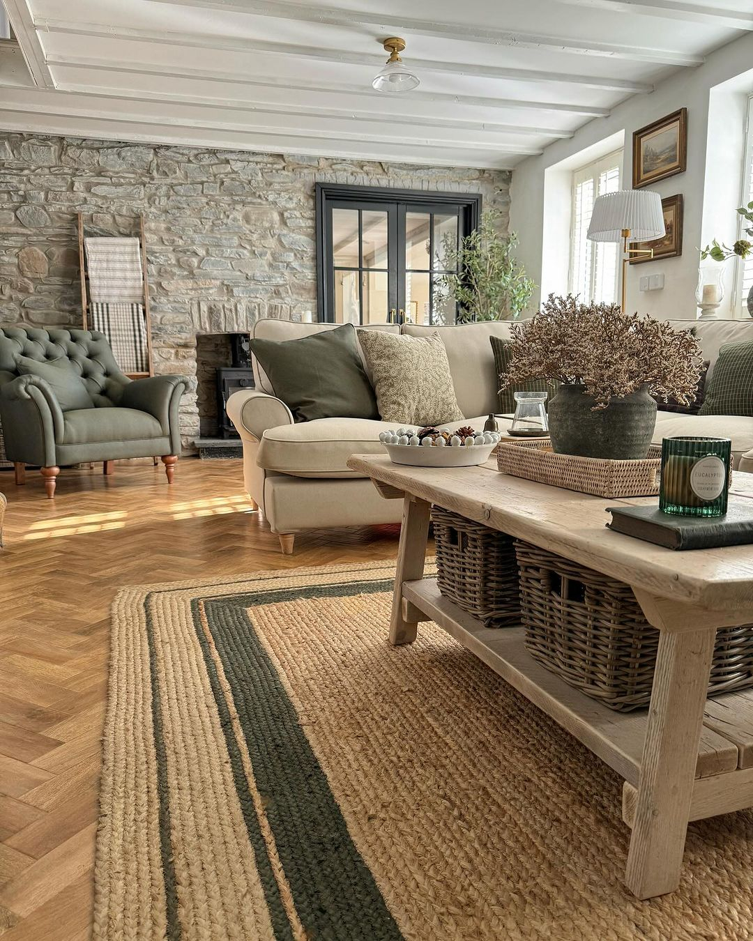 The stone material that is applied on the wall really stands out. It is then combined with the wood material.