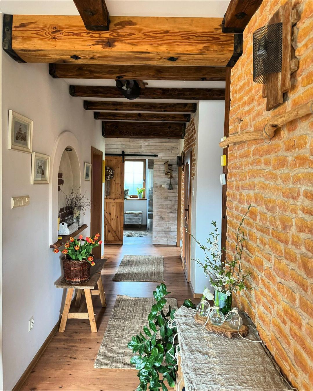 The natural red bricks with unfinished touch can really expressing the aesthetic side.