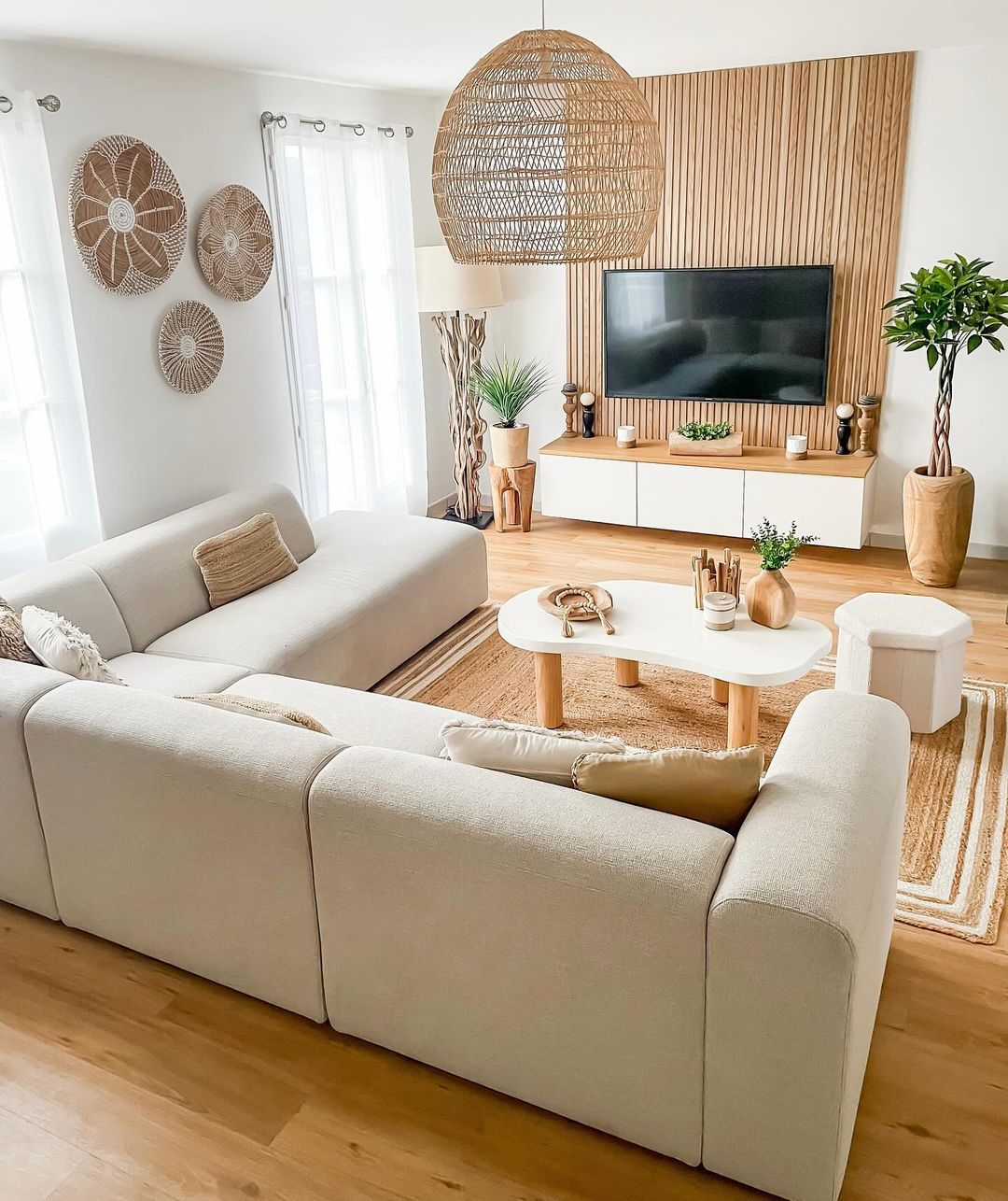 This one is an example of a calming natural color palette. You can see it from he white color applied to the wall and ceiling. 