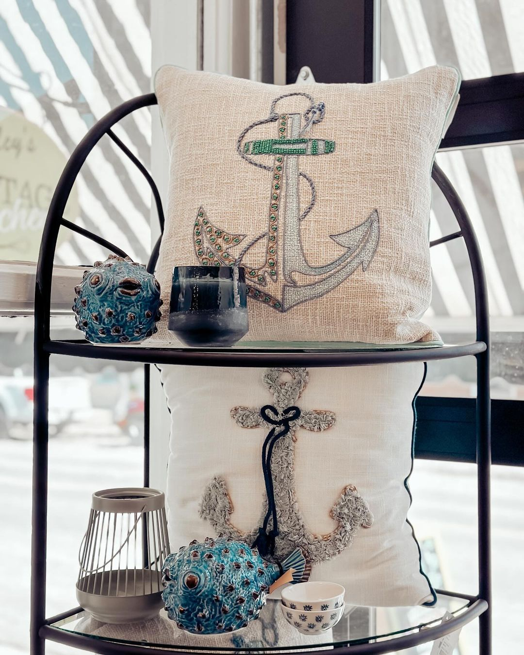 The cushions have an anchor pattern that can represent the nautical theme.