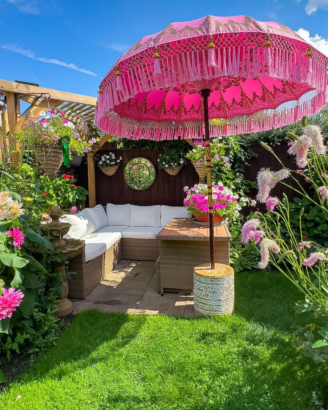 With a strong spring characteristics around, this seating area is really cozy.