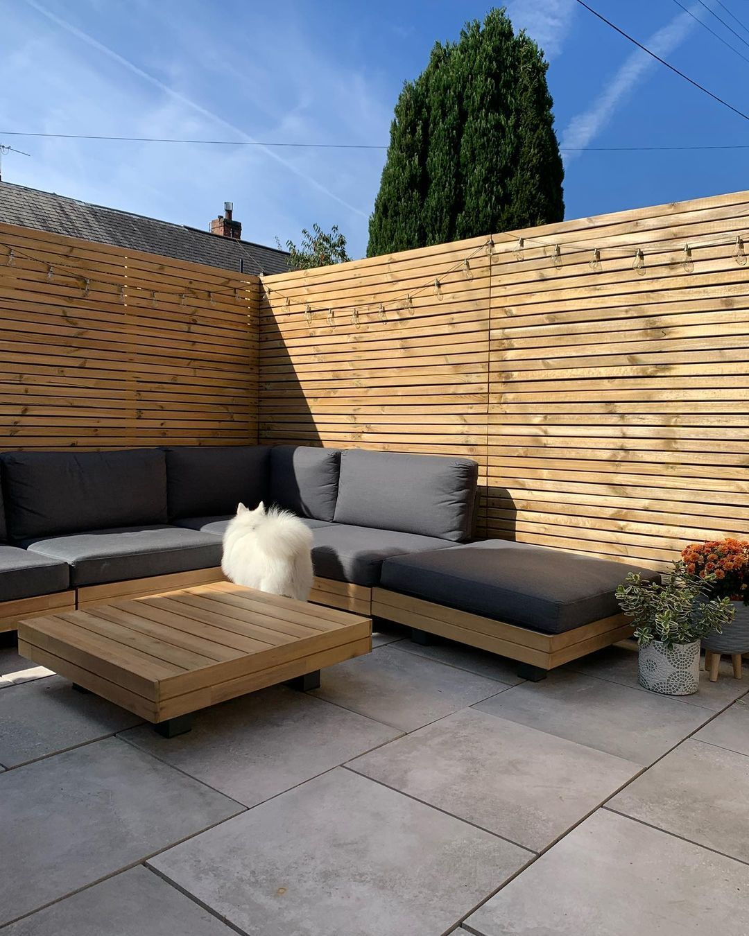 The seating area provides the sectional sofa with a wood frame to make it sturdy enough for the weather changes.