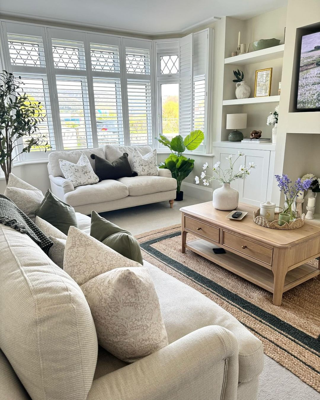 The plants provided in this living room are big enough which will be great to put them in the corner of the room.
