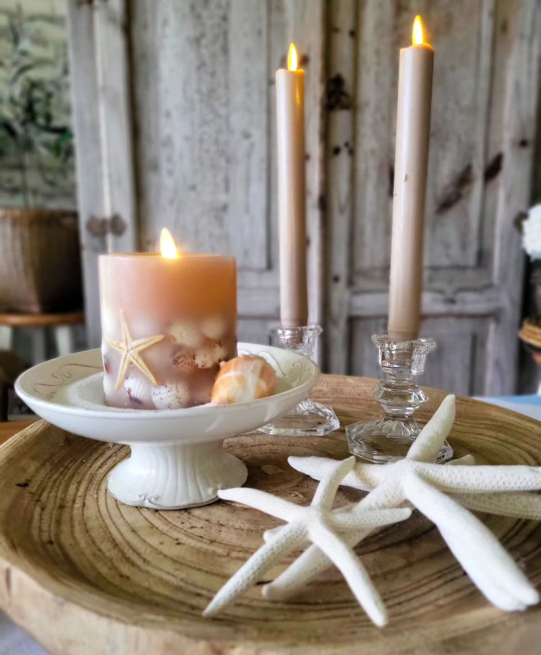 Adding coastal decorative items to your table decoration is such a great idea.