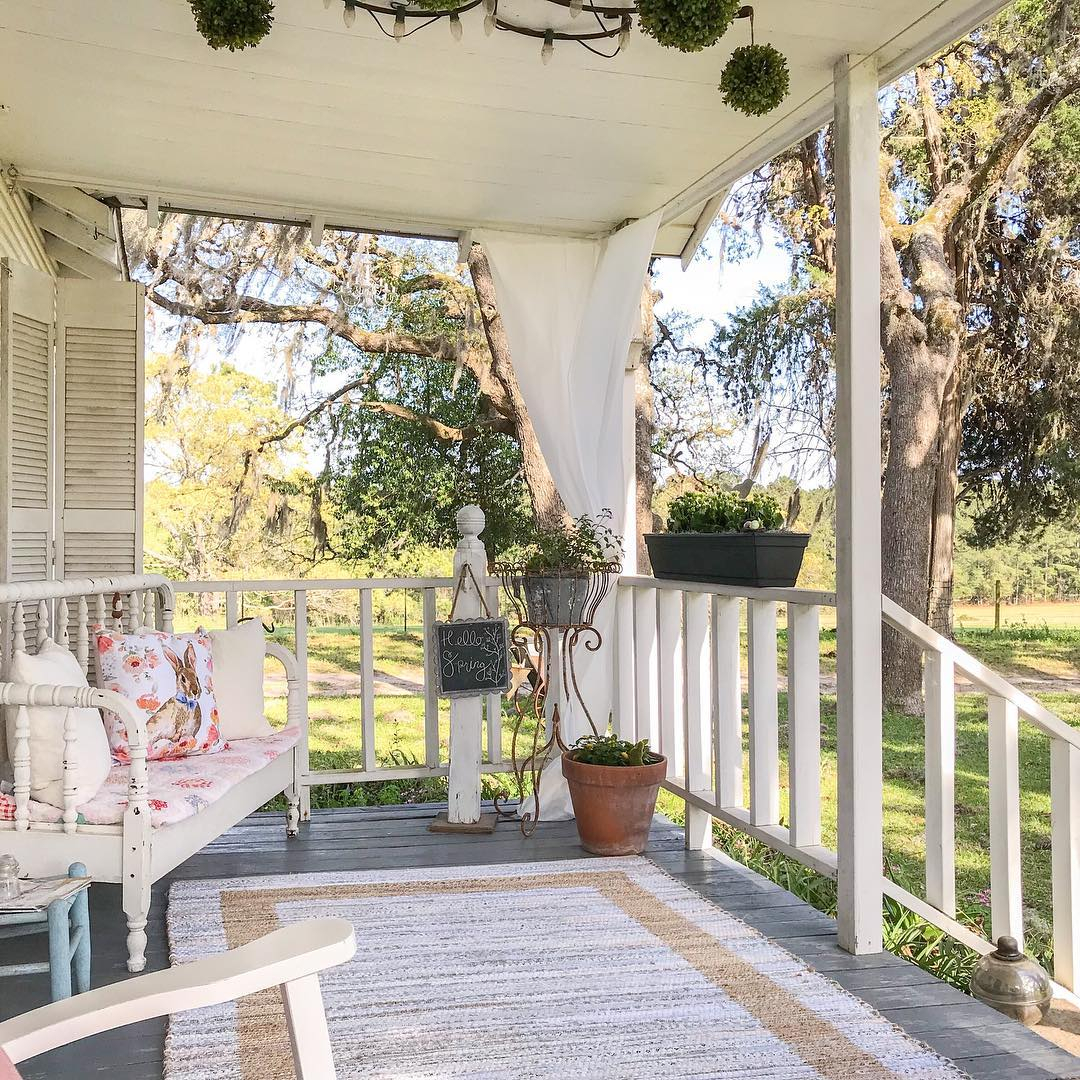 Even has a simple design, this porch can represent the spring characteristic well.