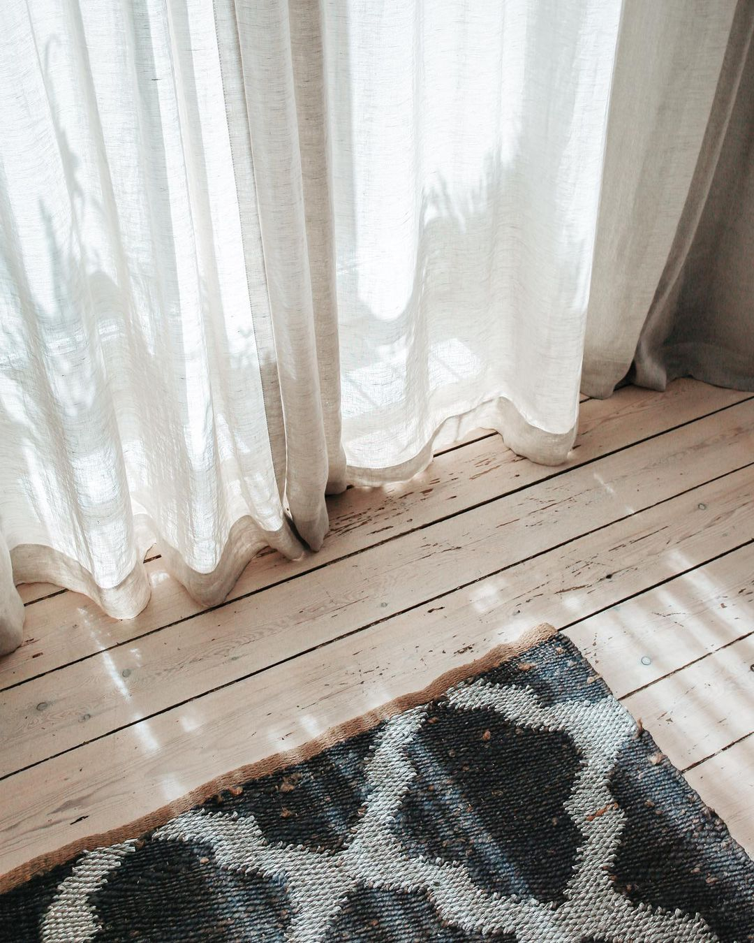 Look at how perfect the effect of this airy curtain where it allows the sunlight to enter the house in a great portion.