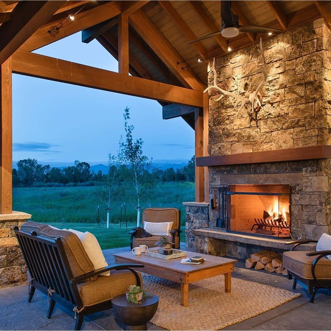 This back terrace looks really warm with the natural materials applied such as stone and wood.