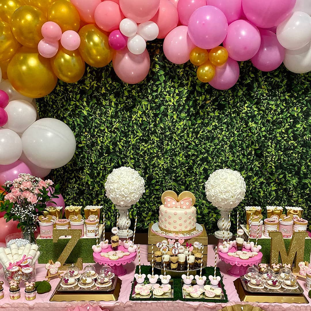 The theme of this birthday party is 'Mini Mouse'. Then, look at how the food is served with exactly a cute Mini Mouse theme.