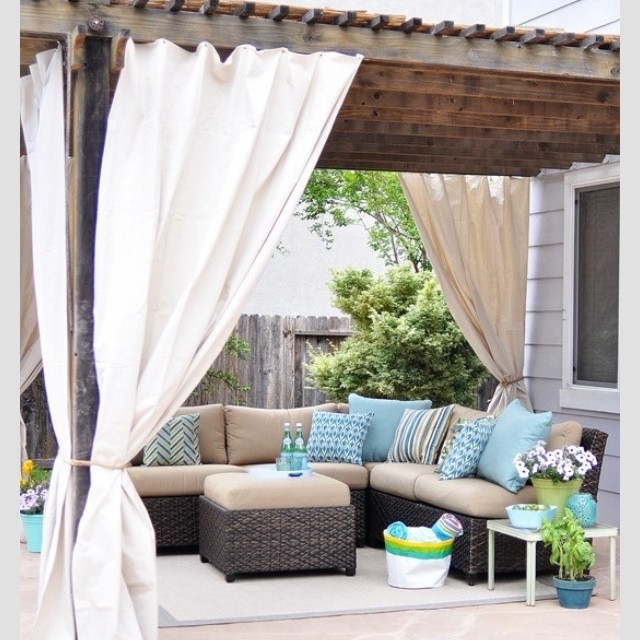 The curtain here is a simple one which is in white color. The simple color choice is functional not to make the decoration doesn't look too much.