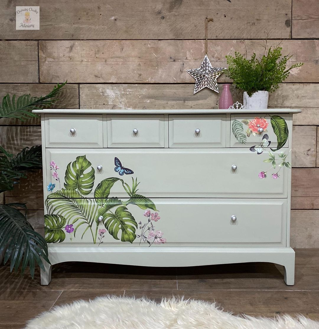 In off-white color as the background, this console table has such a great balance.