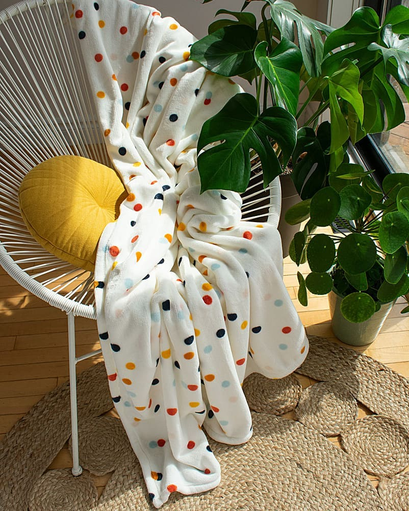 Here, the polyester material is the one that is used for the throws. The products come in great design to create a fun and cheerful impression.