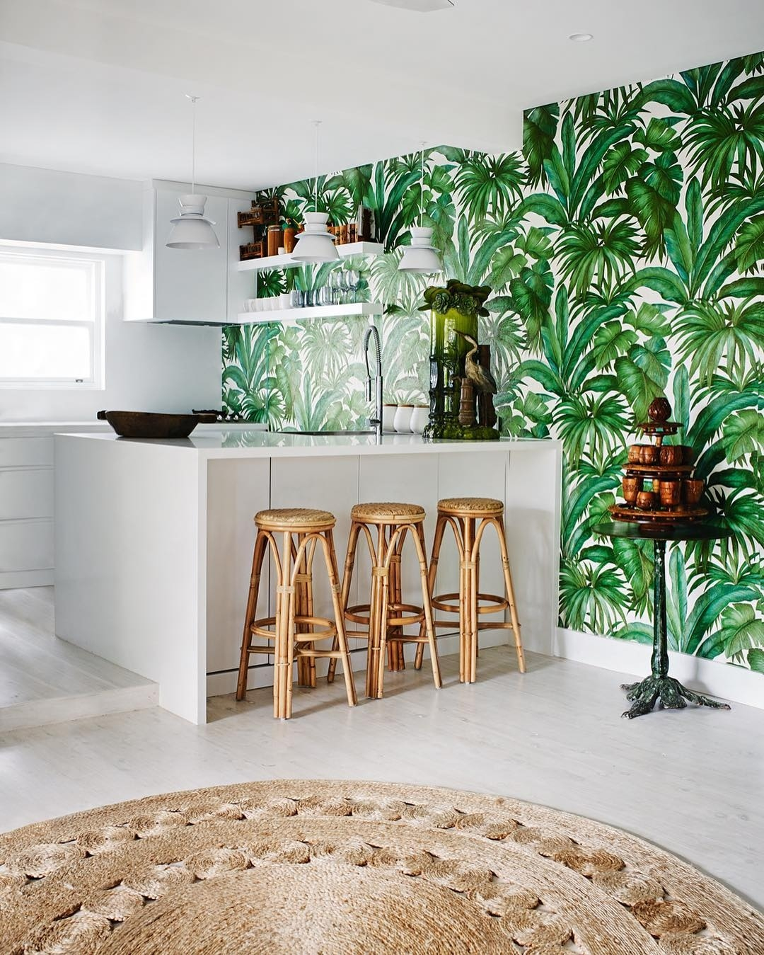 This room decoration applying the full tropical print in one side of the wall.