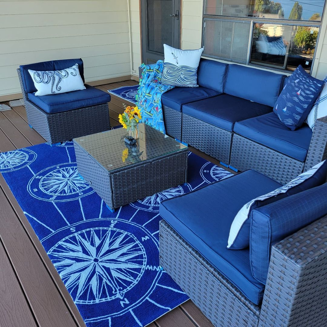 This area is decorated with a blue color that reflects the deep blue sea color.