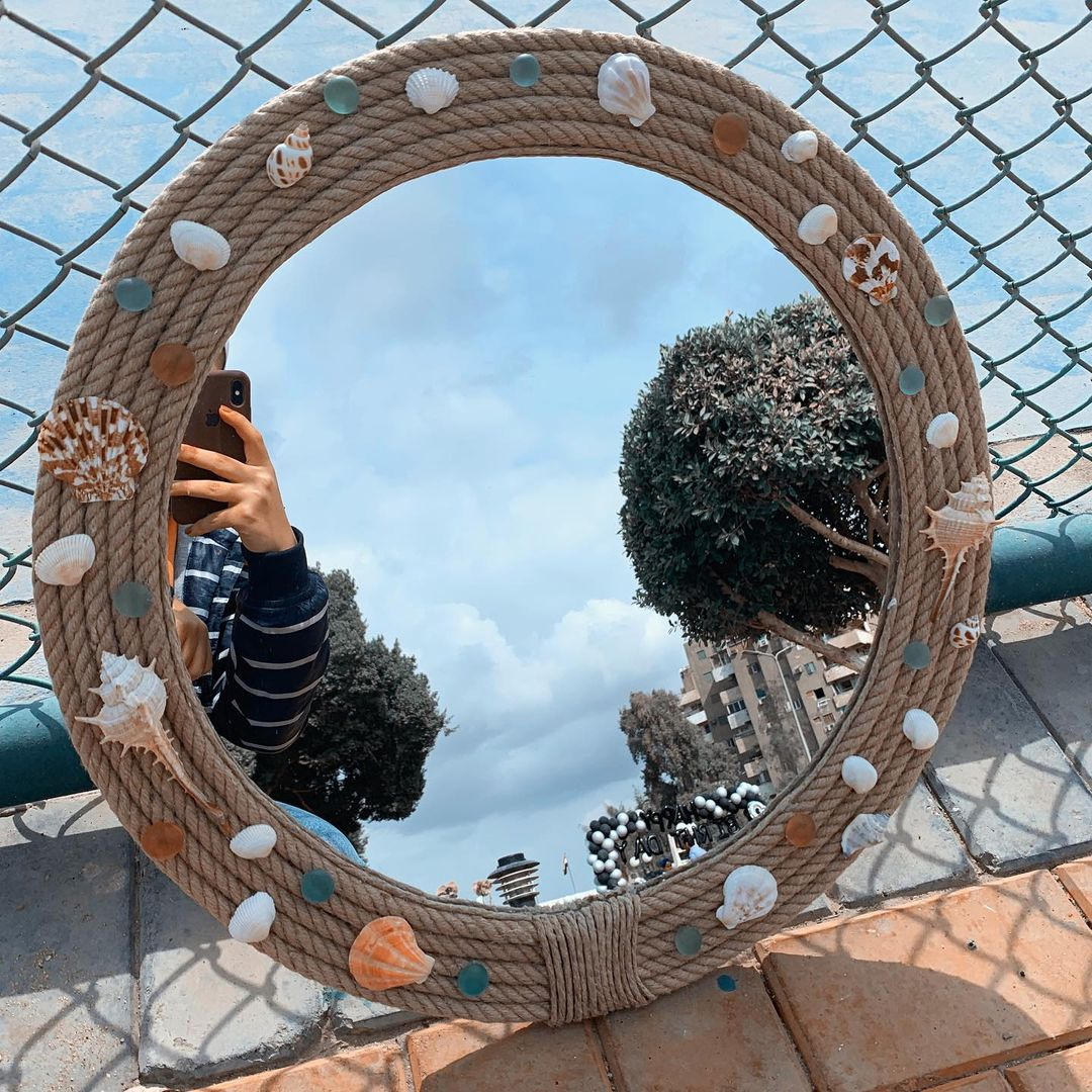 It won't be difficult to decorate the mirror so that it has the nautical touches.