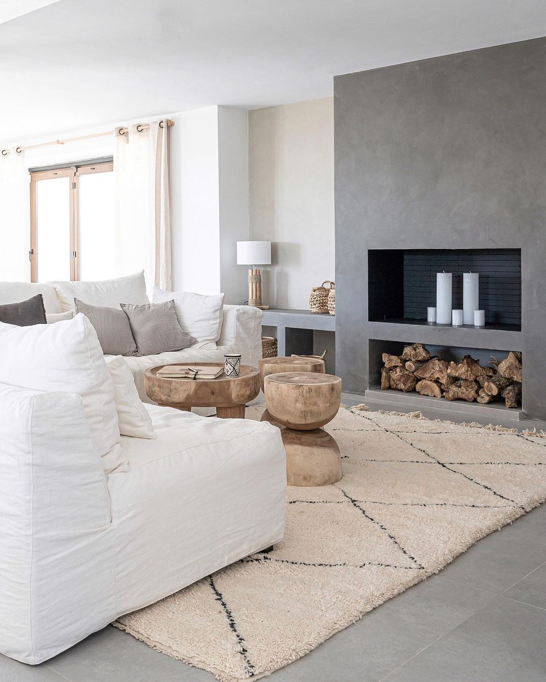 This decoration is airy which is perfect for summer. Then, you should see the rustic touches added there.