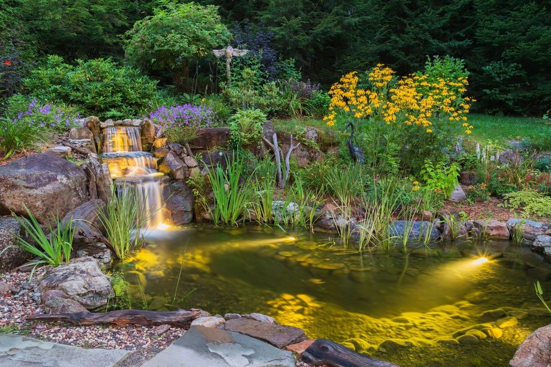 Having the water area to be lighted is such an adorable one. Look at how pretty this pond can be. 