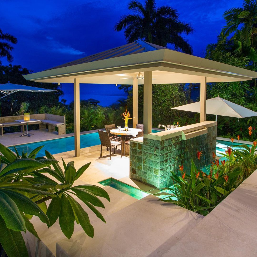 This poolside decoration is really perfect with such complete facilities.