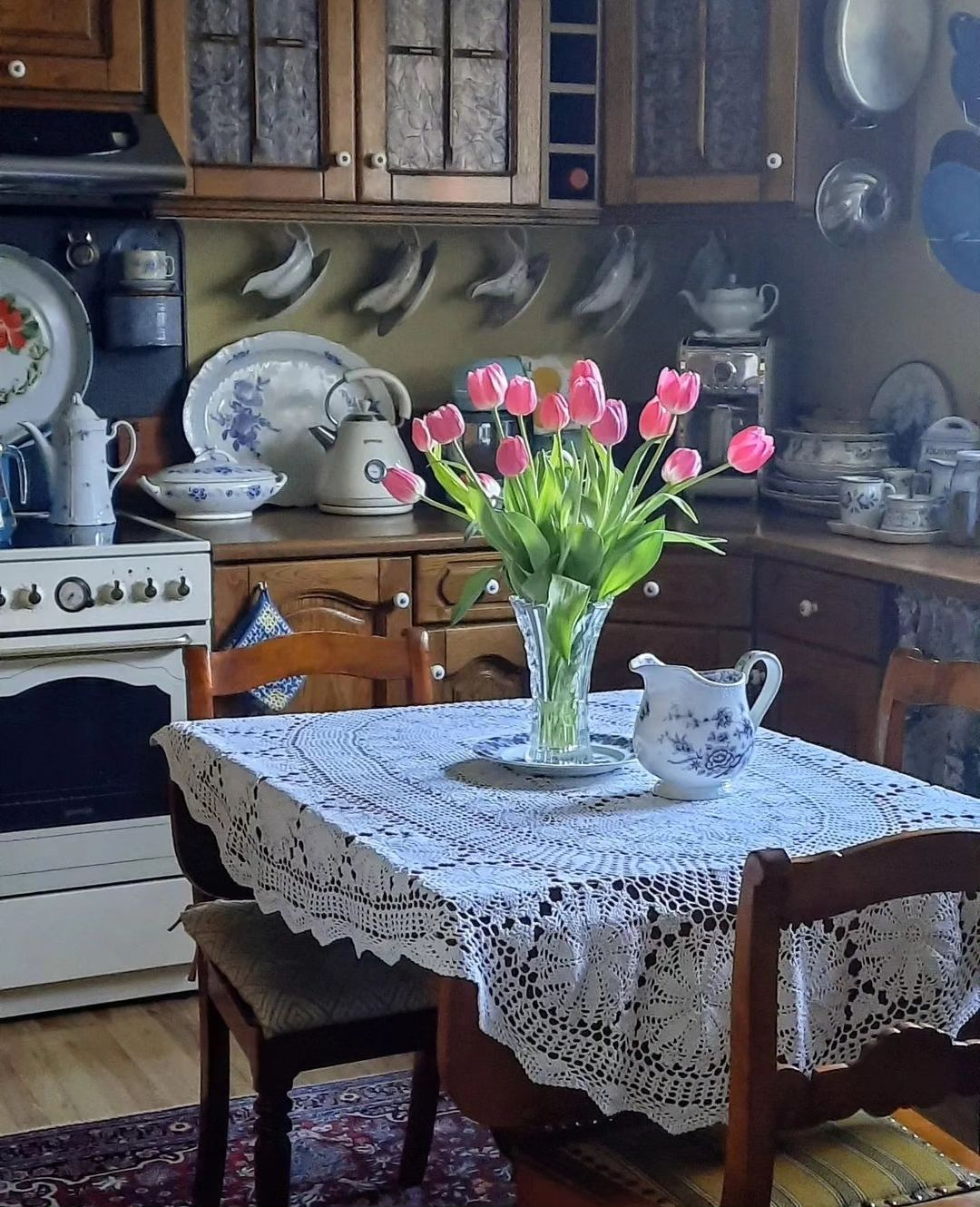 Basically, this decoration is made in warm tones such as brown and olive green.
