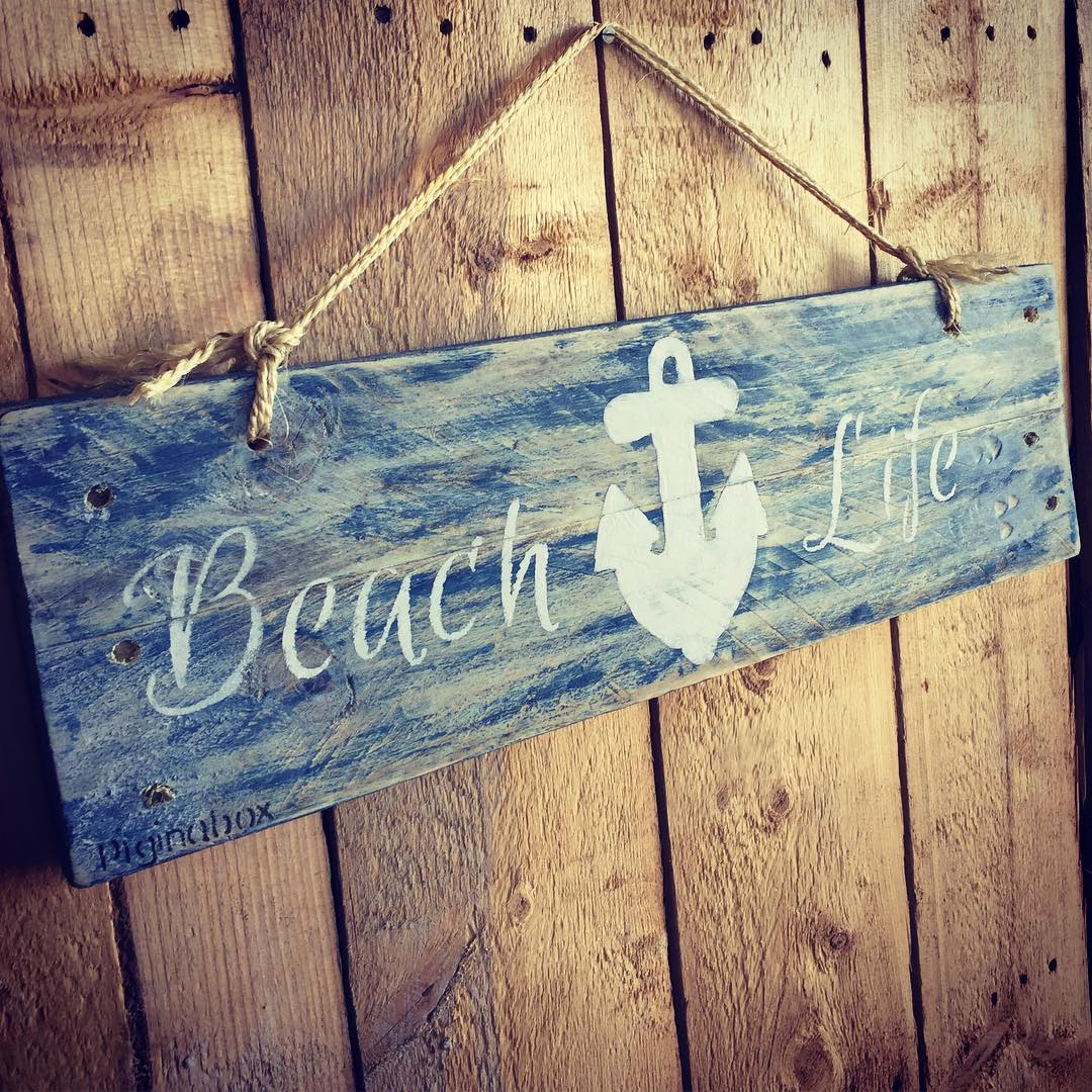 The shabby impression that this pallet sign has is not the thing that make it less valuable.