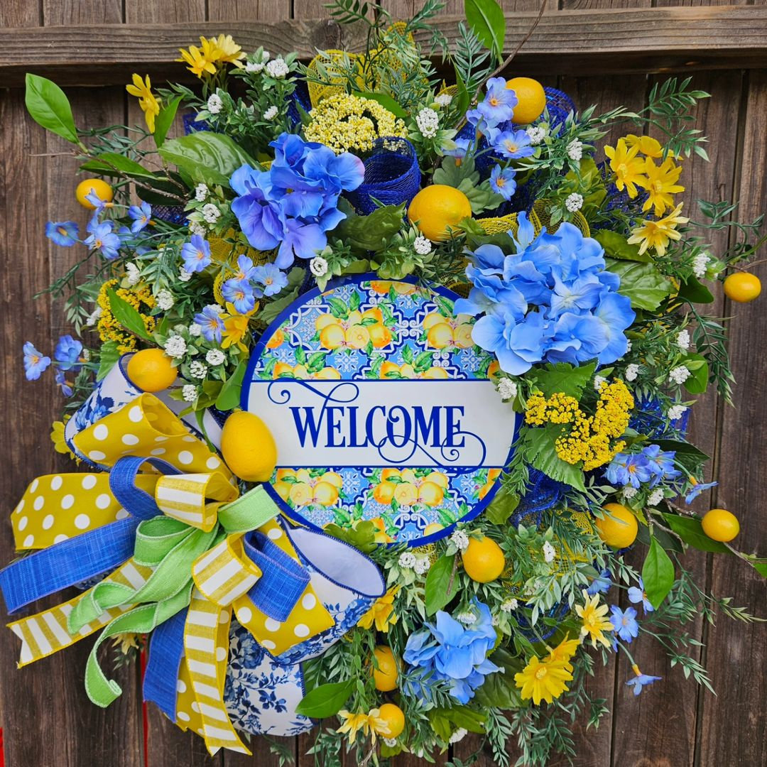 This wreath uses lemon to be the theme that creates the summer vibe. Look at how fresh it can be.