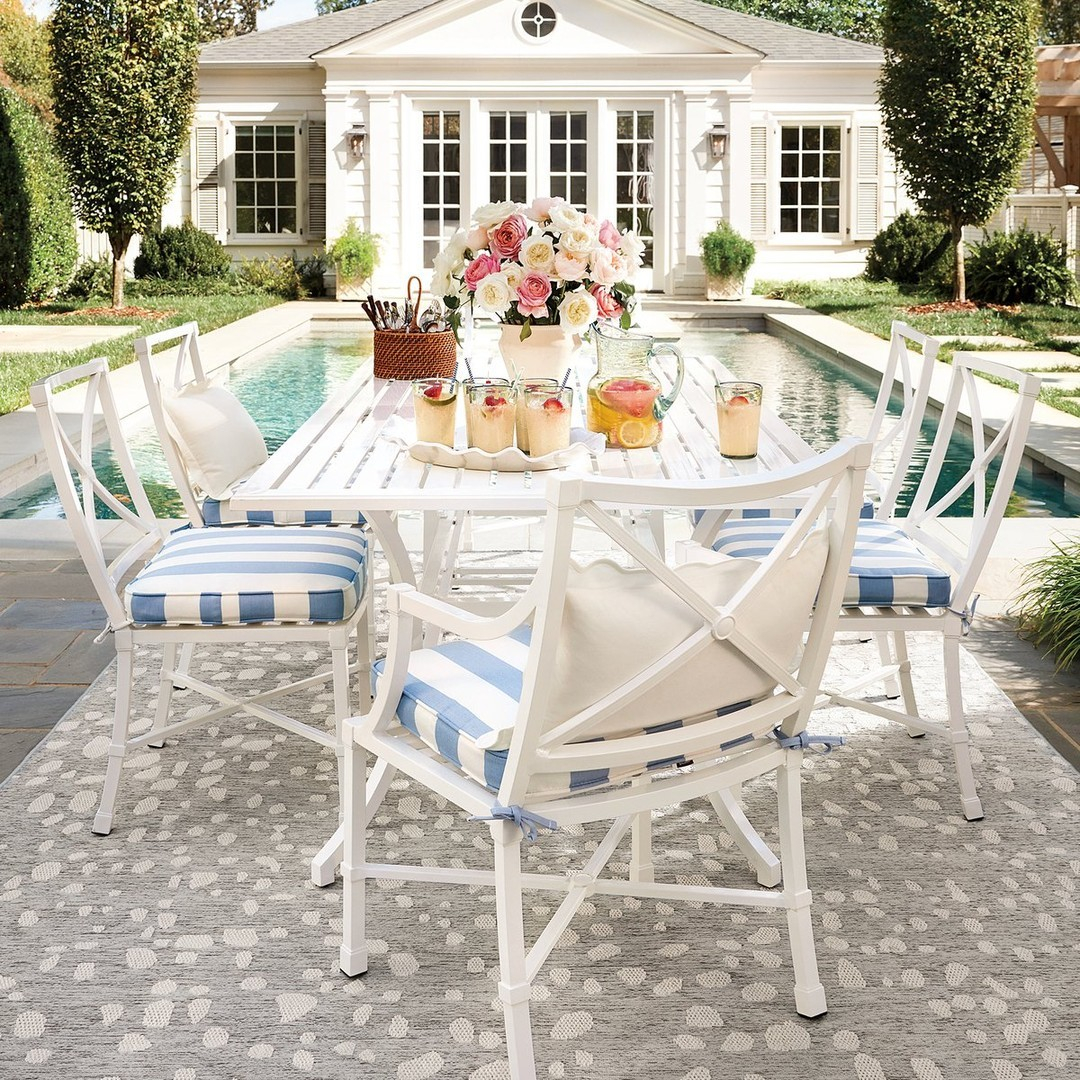 With the pad added to the chair, this furniture has a special comfort while you sit there.