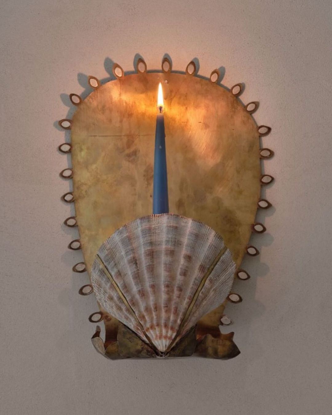 Find such a bog shell from the beach and stick it together with a wood pallet that is already crafted.