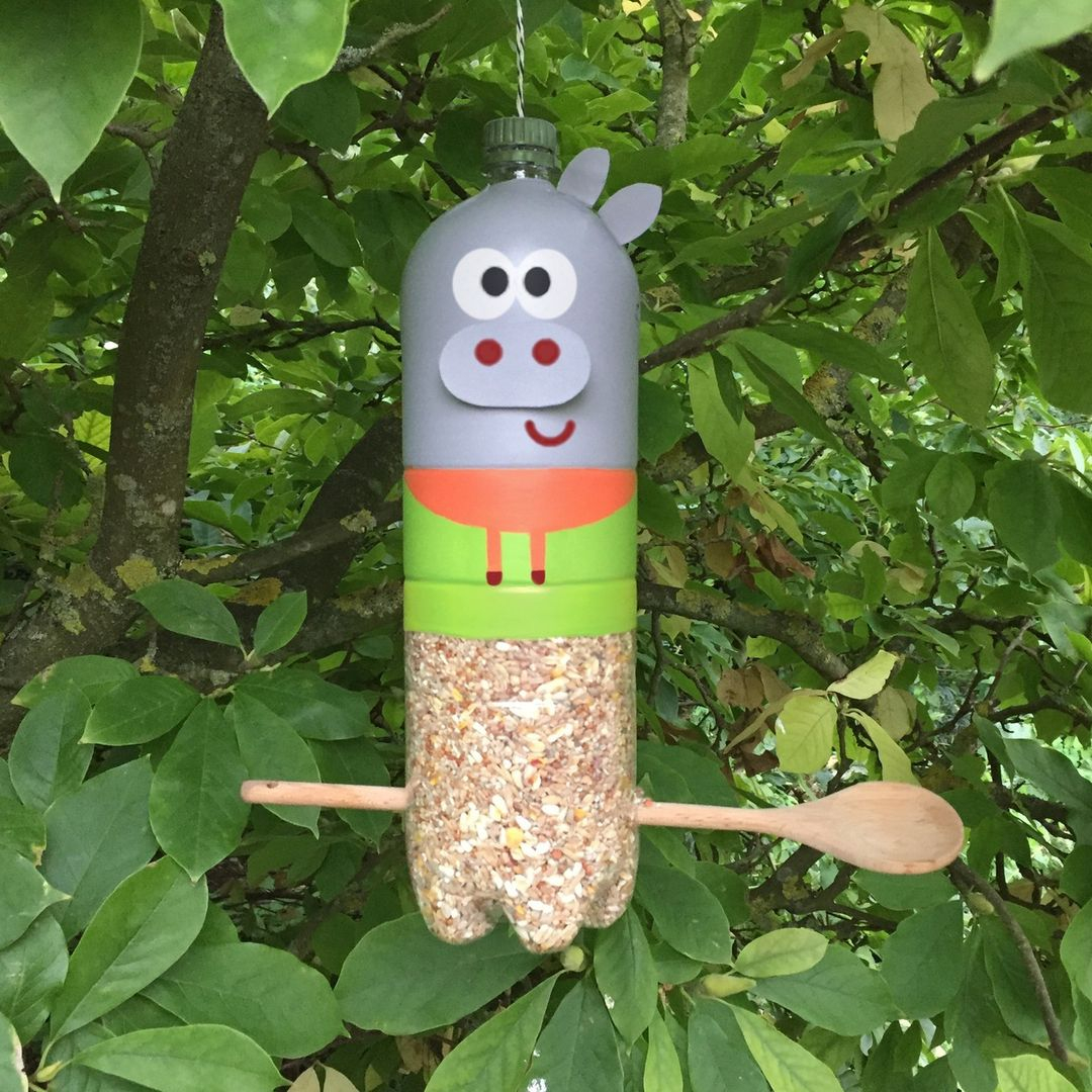 This feeder uses a plastic bottle as the material. It is then painted and shaped into a cute character.
