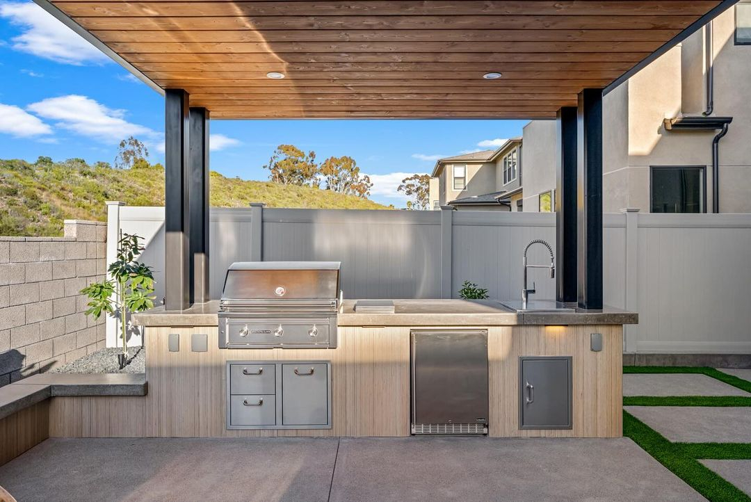 You can see it here that this BBQ layout is quite complete and can facilitate you in a good way.