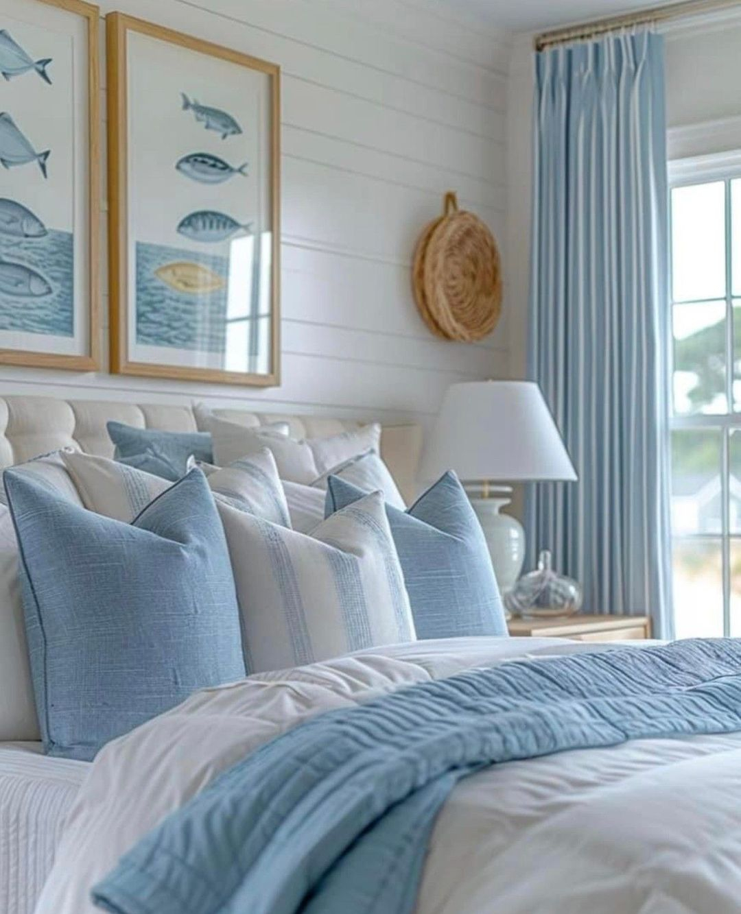 Basically, the artwork here is really simple. It is just a painting of the sea and fish.