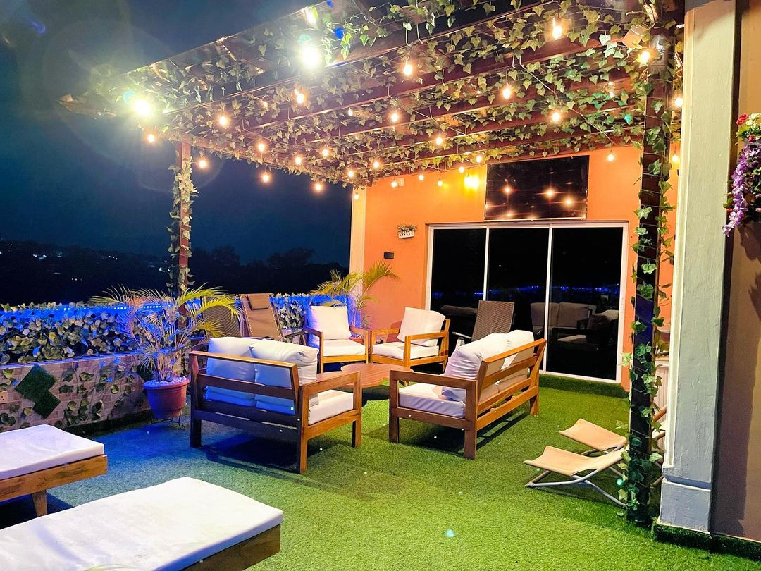 Look at how comfortable this rooftop looks like. There are even vines that grow along the pergola.