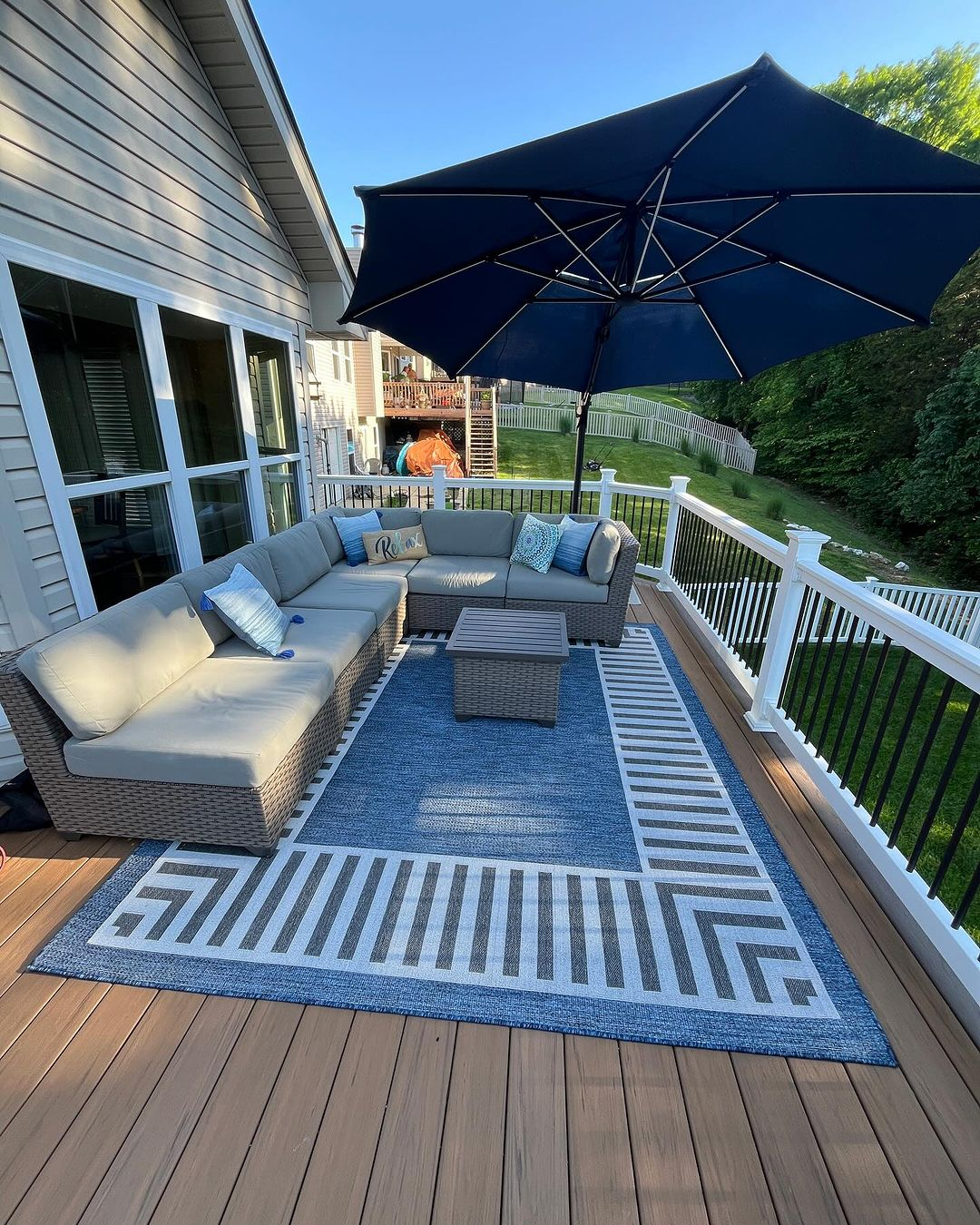 The rug here looks really fresh with its blue color. It is then added with geometric patterns.