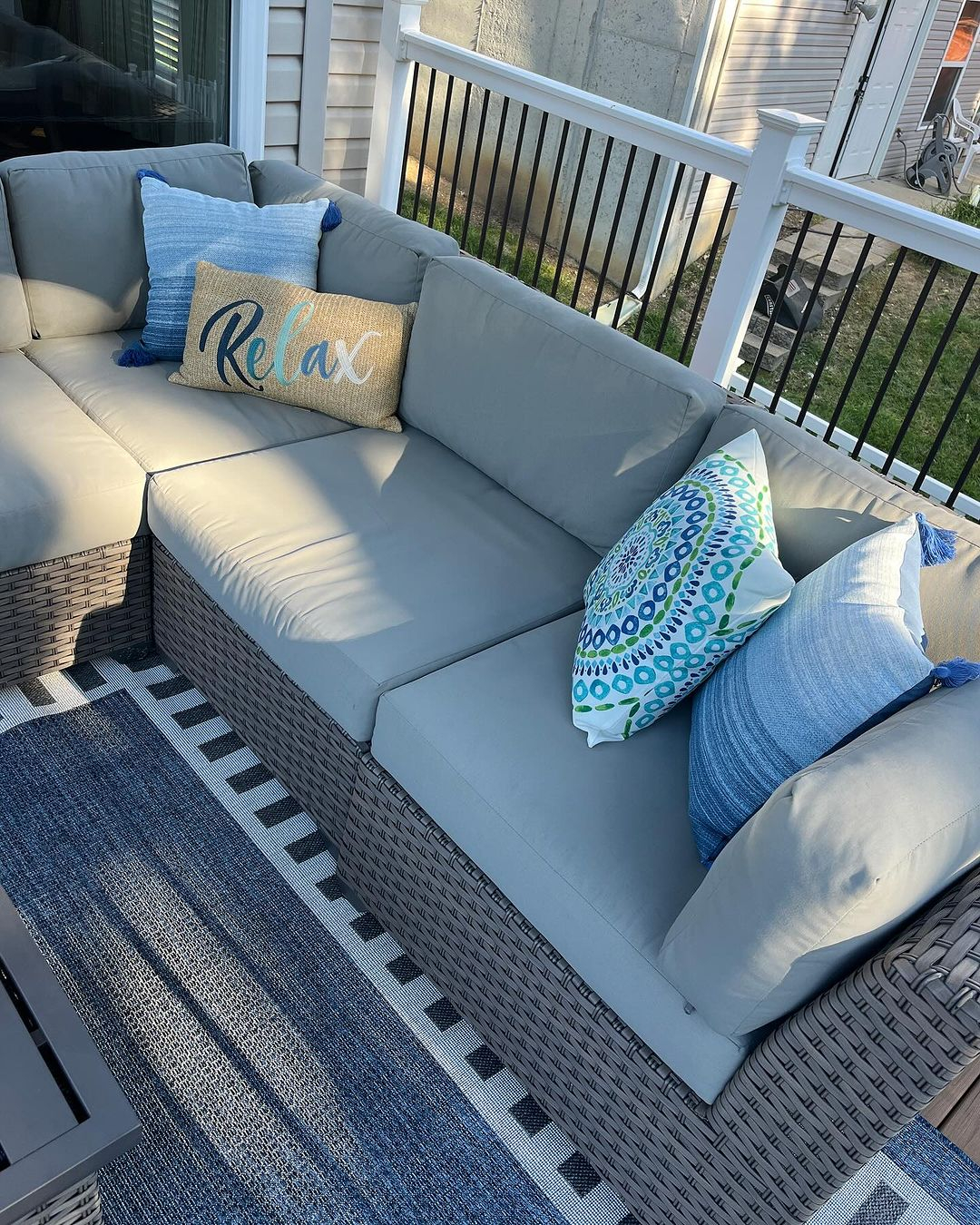 The cushions added to the sofa can really refresh the patio decoration.