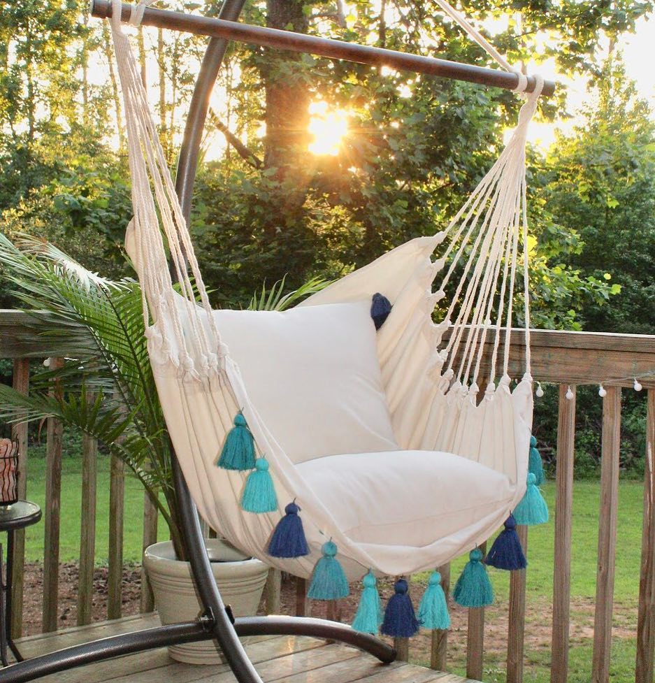 The swing is such a comfortable one with thick pads. You should also see the tassels to beautify the design of the swing.