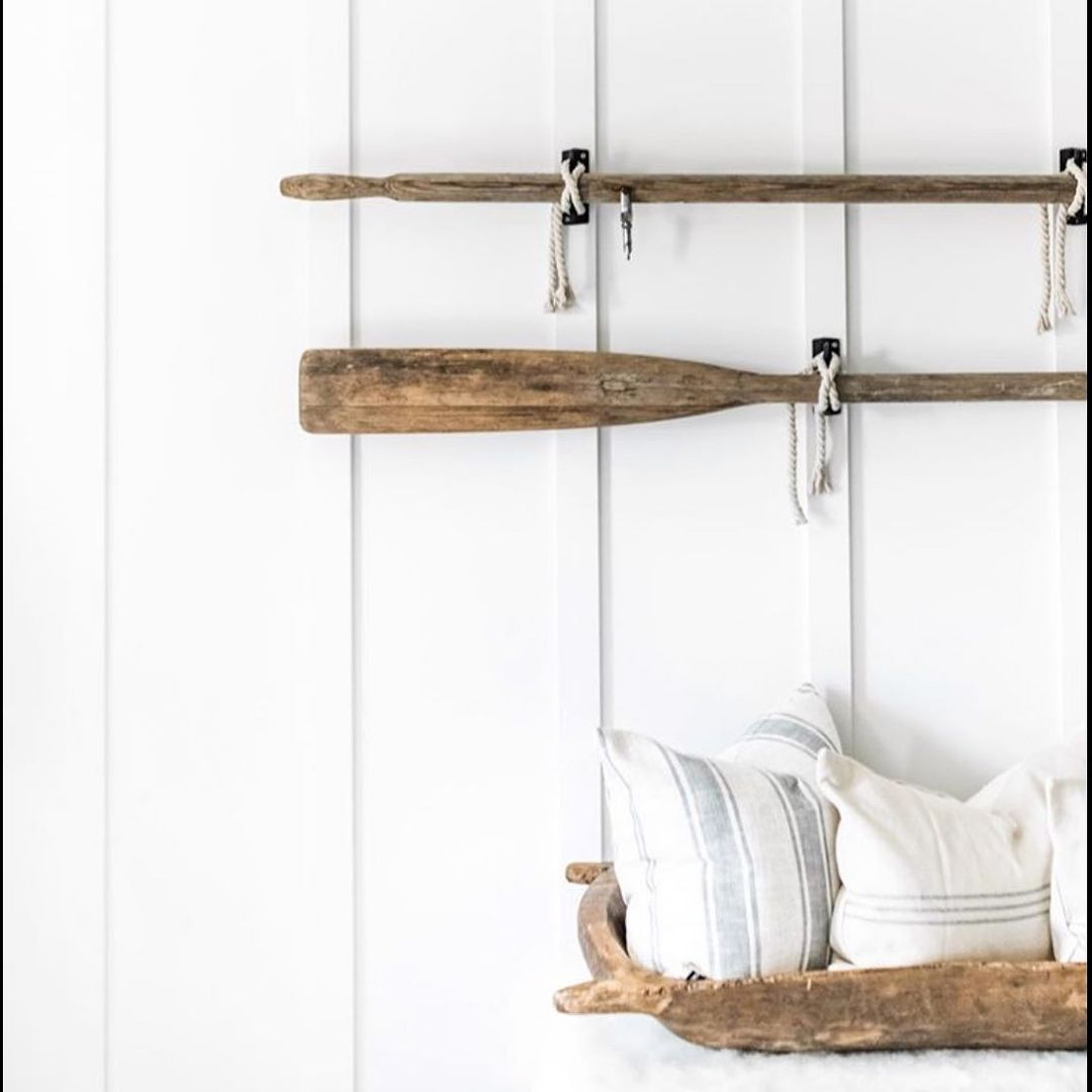 This room uses paddles as the decorative element. The paddles are made of wood that reflects the classic and rustic one.