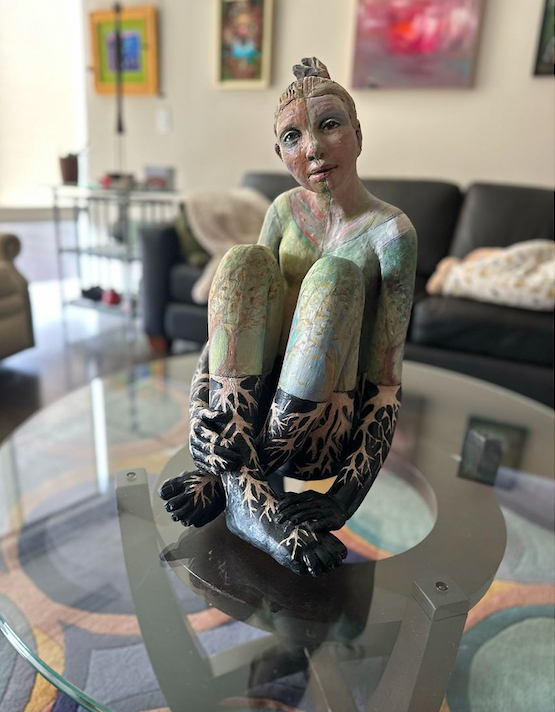The sculpture doesn't always have to be put on the floor. You can even have it on the table.