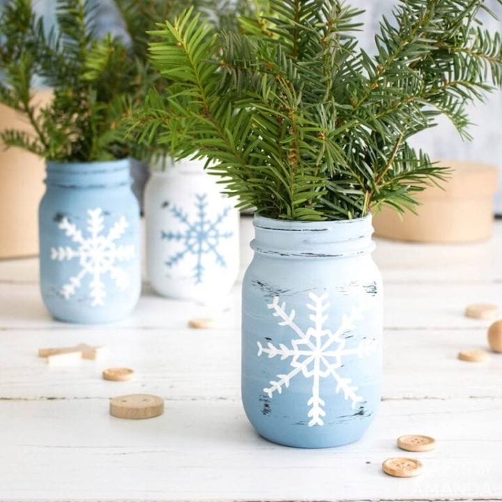 It can't be doubted that the vases in this image have an authentic winter theme. 