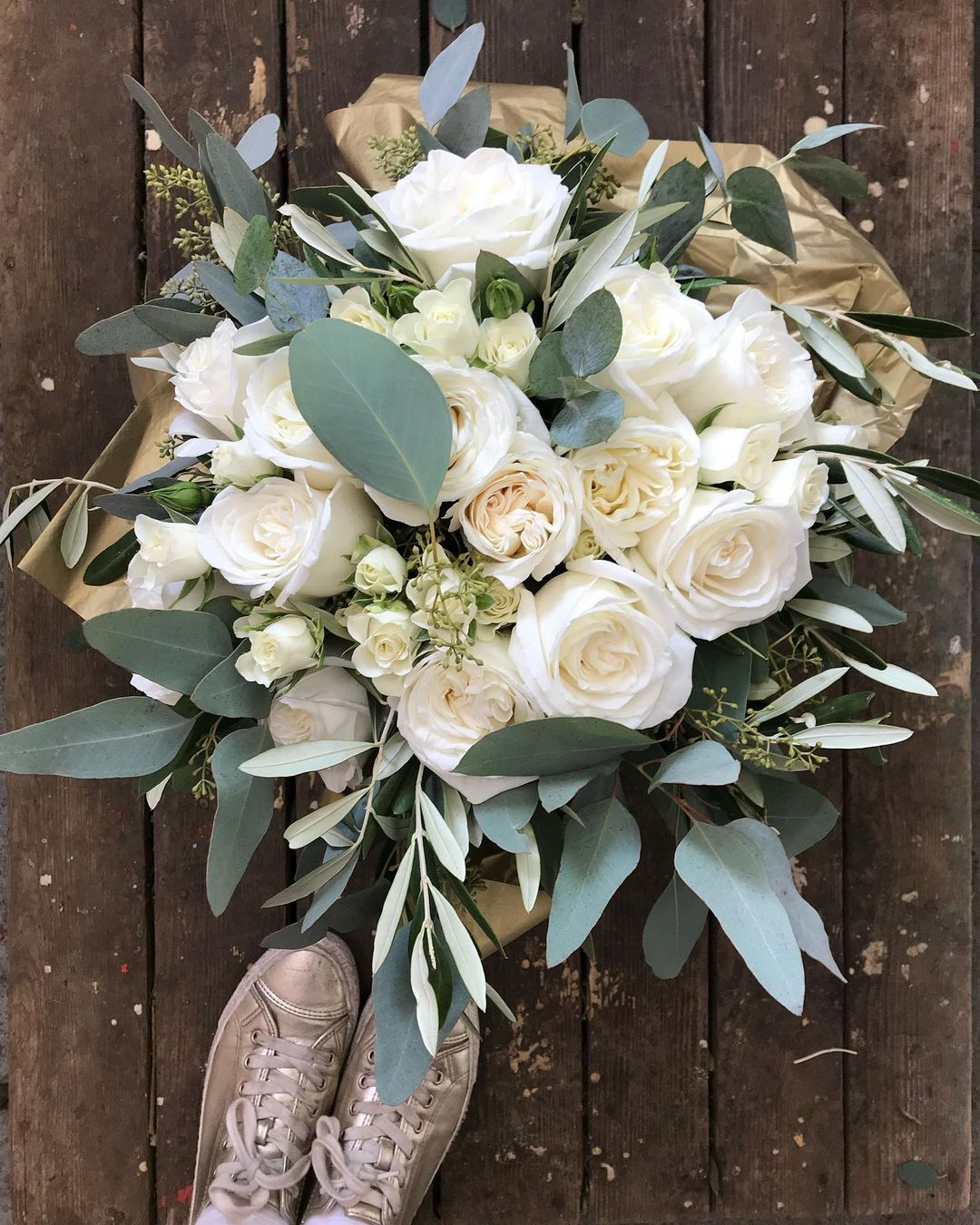 It has a classic monochrome color which is white that is added with a green foliage shade.