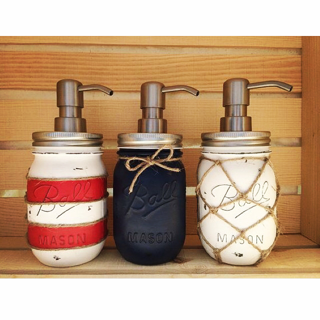 The soap containers have a beach theme. It comes in a net pattern which is knitted by using the jute rope.