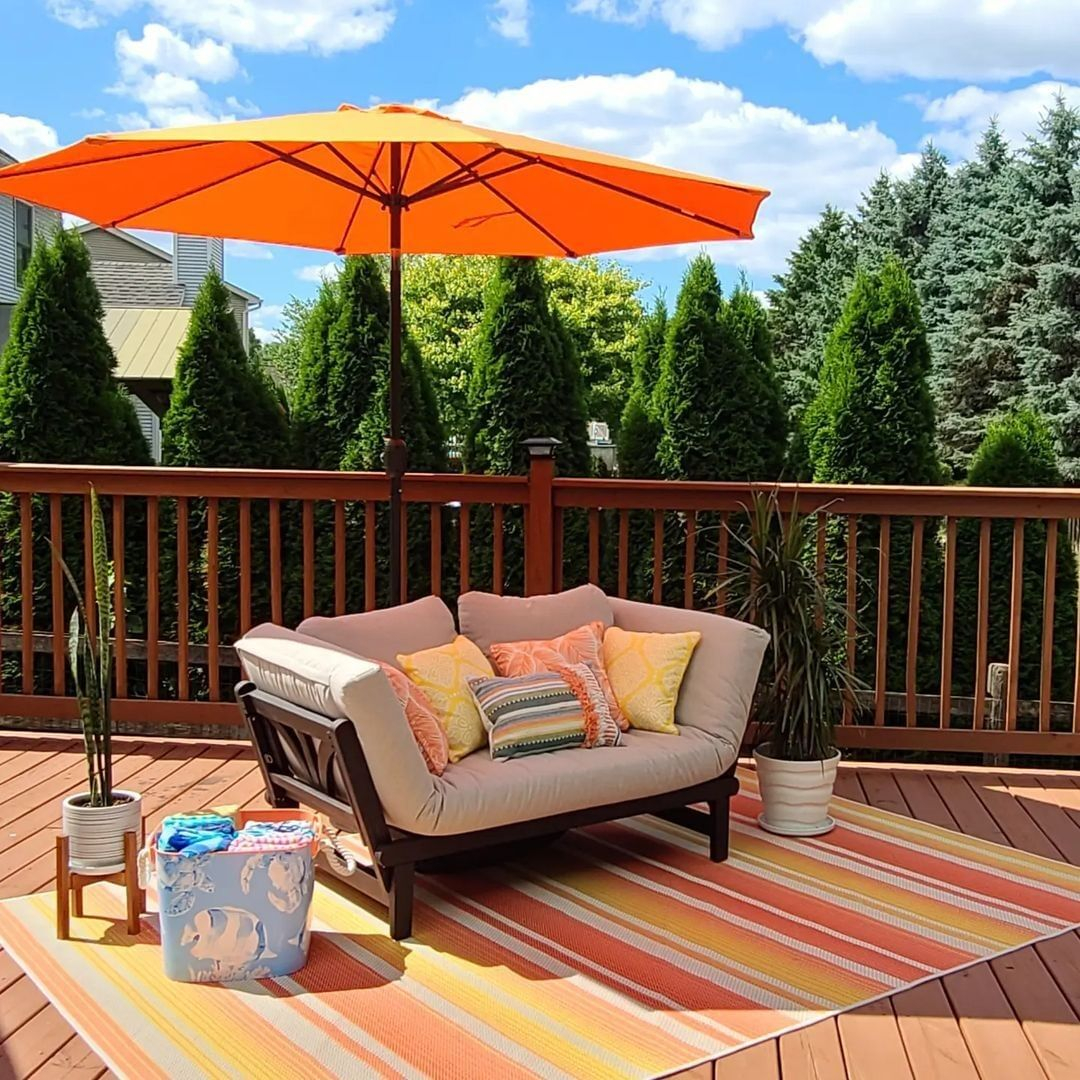 Look at how pretty this patio decoration is. It uses yellow and orange colors that will be great for summer.