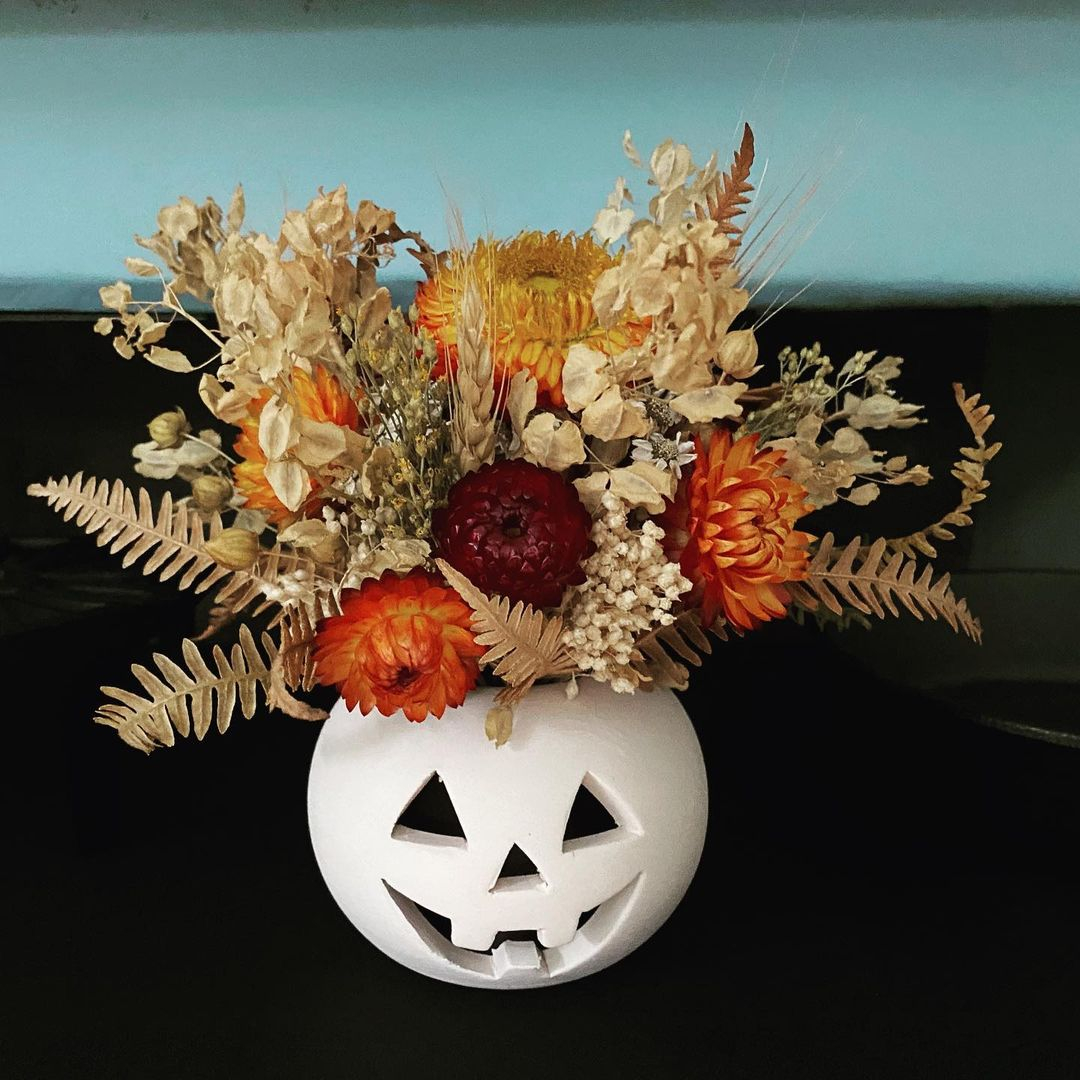 This flower arrangement is great for the fall. You can see it from the colors being used especially the orange color.