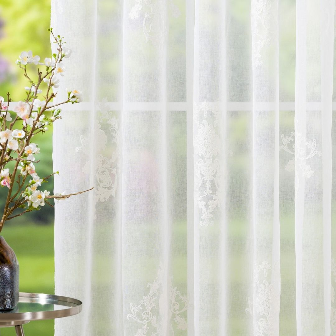 It can't be doubted that the lightweight curtain can create such an airy room impression.