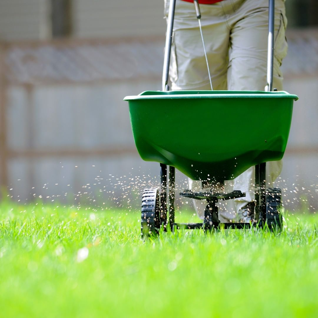 By using this tool, you don't need to carry the fertilizer when fertilizing the lawn.