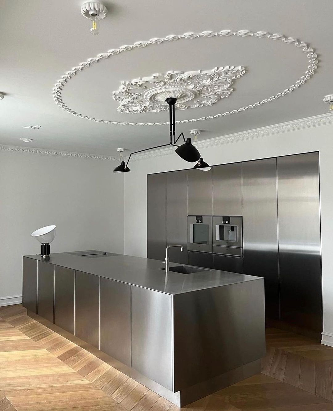 Look at how shining this kitchen looks like with the steel material installed for the kitchen island and wall cabinet.