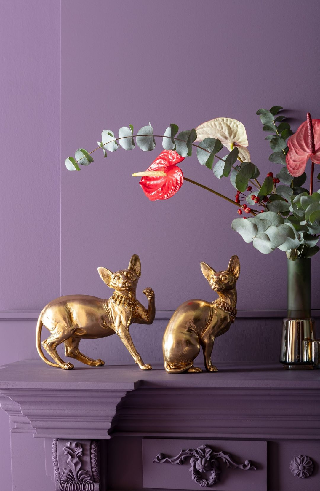 These cat figurines can be a perfect addition to your home decoration.