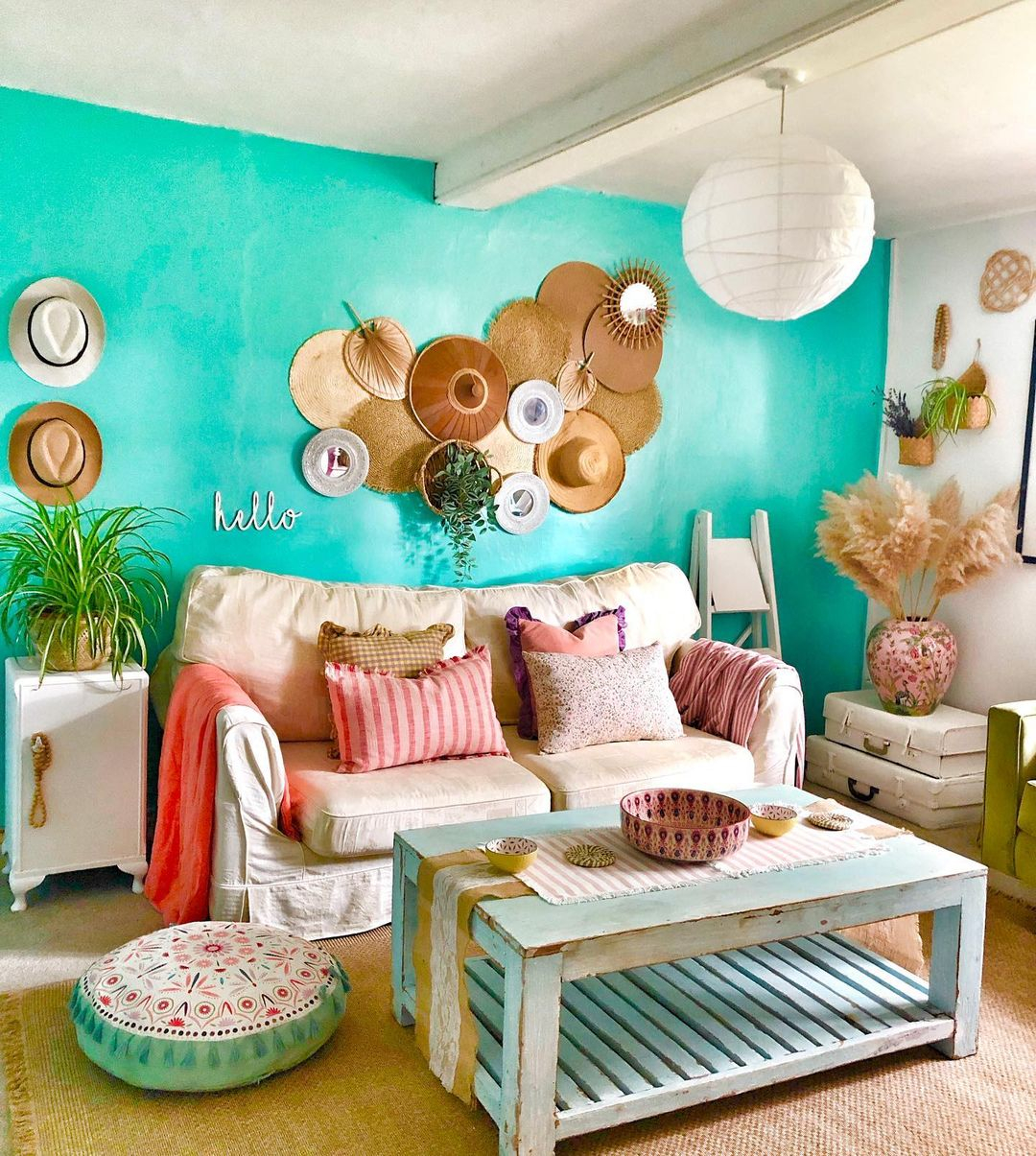 The turquoise color is bright but won't irritating your eyes because it still be seen as fresh and calm. 